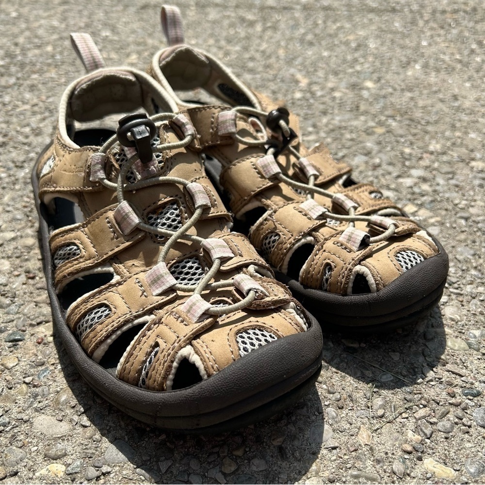 [6.5] L.L Bean Women’s Fisherman Sandals Tan & Pink Detail Water Shoe